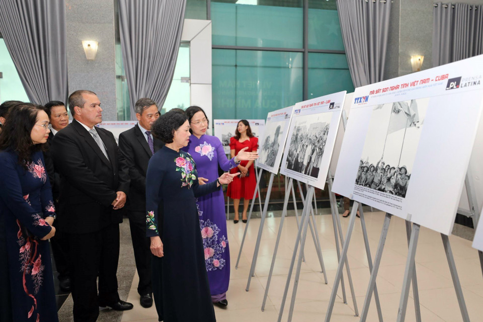 Tổng Giám đốc TTXVN Vũ Việt Trang giới thiệu với các đại biểu 50 bức ảnh tư liệu quý của TTXVN và Prensa Latina tại Trưng bày ảnh Mãi sắt son nghĩa tình Việt Nam-Cuba. (Ảnh: Thanh Tùng/TTXVN) 