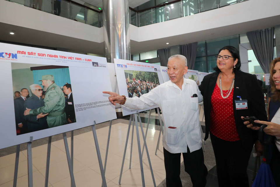 Nhân chứng trong bức ảnh tại Trưng bày vui mừng kể về kỷ niệm với Lãnh tụ Cuba Fidel Castro. (Ảnh: Thanh Tùng/TTXVN) 