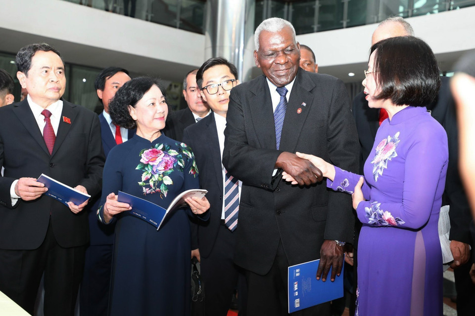 Chủ tịch Quốc hội Cuba Esteban Lazo Hernandez bắt tay Tổng giám đốc TTXVN Vũ Việt Trang, bày tỏ sự ấn tượng với những bức ảnh tư liệu quý về quan hệ Việt Nam-Cuba được giới thiệu tại Trưng bày ảnh. (Ảnh: Thanh Tùng/TTXVN) 