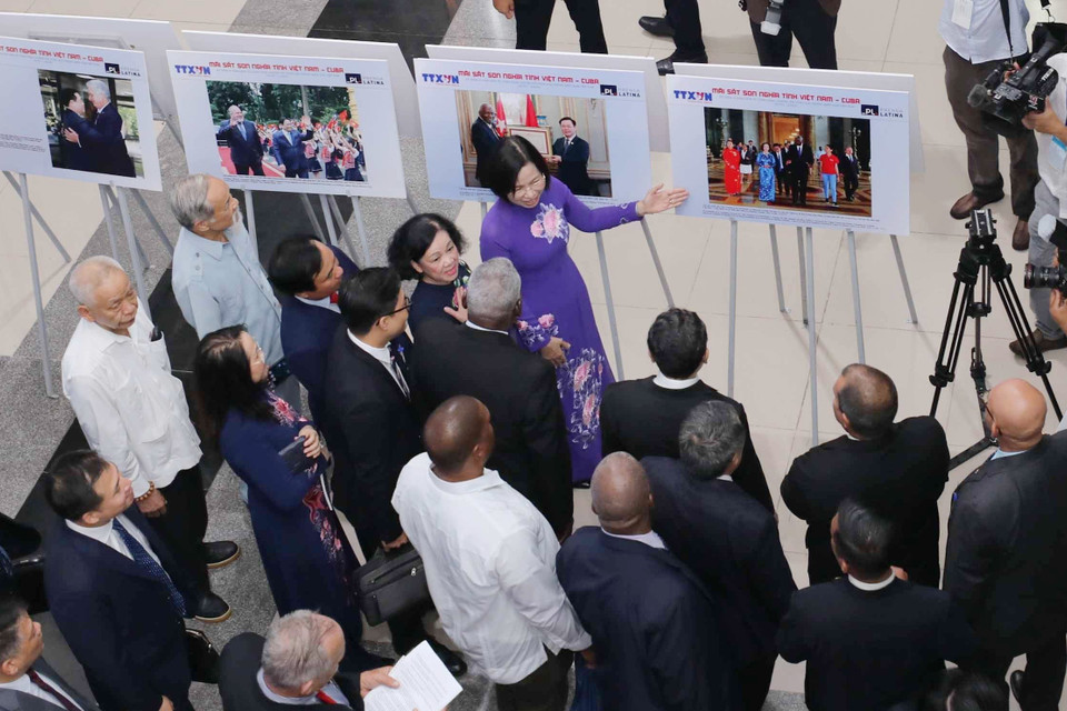 Các lãnh đạo cấp cao của Đảng, Nhà nước Việt Nam và Chủ tịch Quốc hội Cuba Esteban Lazo Hernandez tham quan Trưng bày ảnh. (Ảnh: Thanh Tùng/TTXVN) 