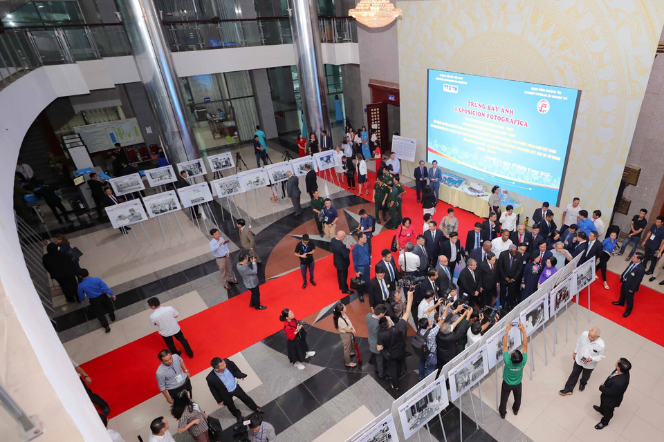 Không gian Trưng bày ảnh Mãi sắt son nghĩa tình Việt Nam-Cuba. (Ảnh: Thanh Tùng/TTXVN) 