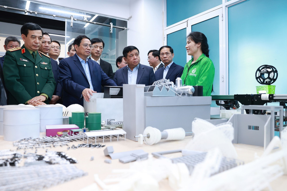 Hình ảnh Thủ tướng Phạm Minh Chính thăm các đơn vị nghiên cứu, sản xuất trong Trung tâm Đổi mới sáng tạo Quốc gia (NIC). (Ảnh: Dương Giang/TTXVN)