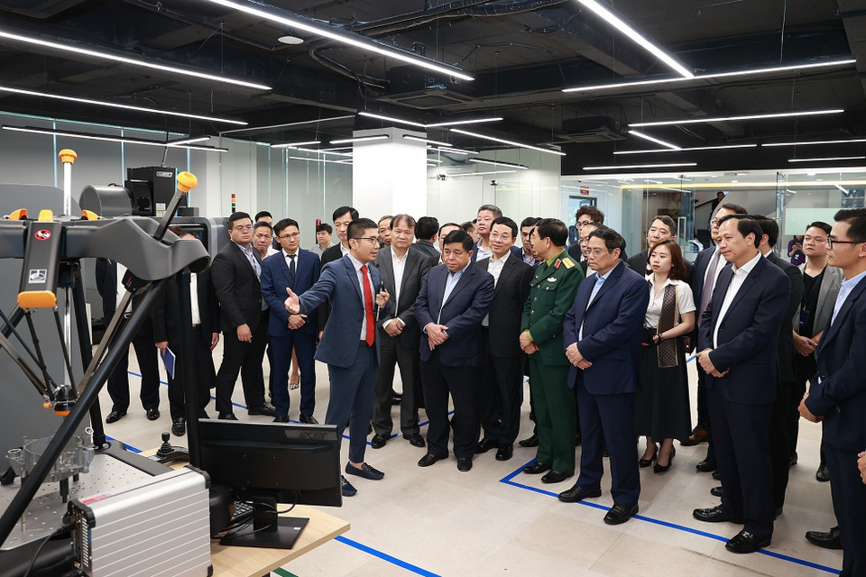 Thủ tướng Phạm Minh Chính thăm các đơn vị nghiên cứu, sản xuất trong Trung tâm Đổi mới sáng tạo Quốc gia (NIC). (Ảnh: Dương Giang/TTXVN)