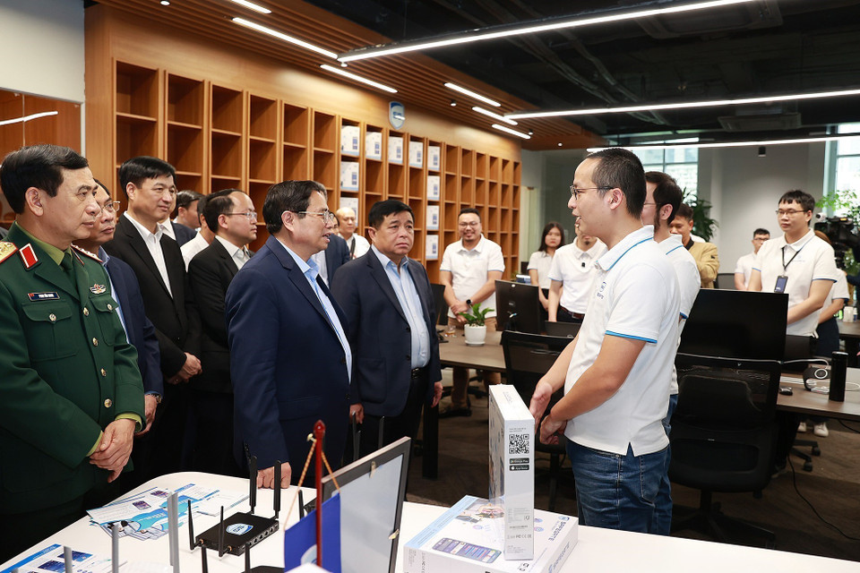 Hình ảnh Thủ tướng Phạm Minh Chính thăm các đơn vị nghiên cứu, sản xuất trong Trung tâm Đổi mới sáng tạo Quốc gia (NIC). (Ảnh: Dương Giang/TTXVN)
