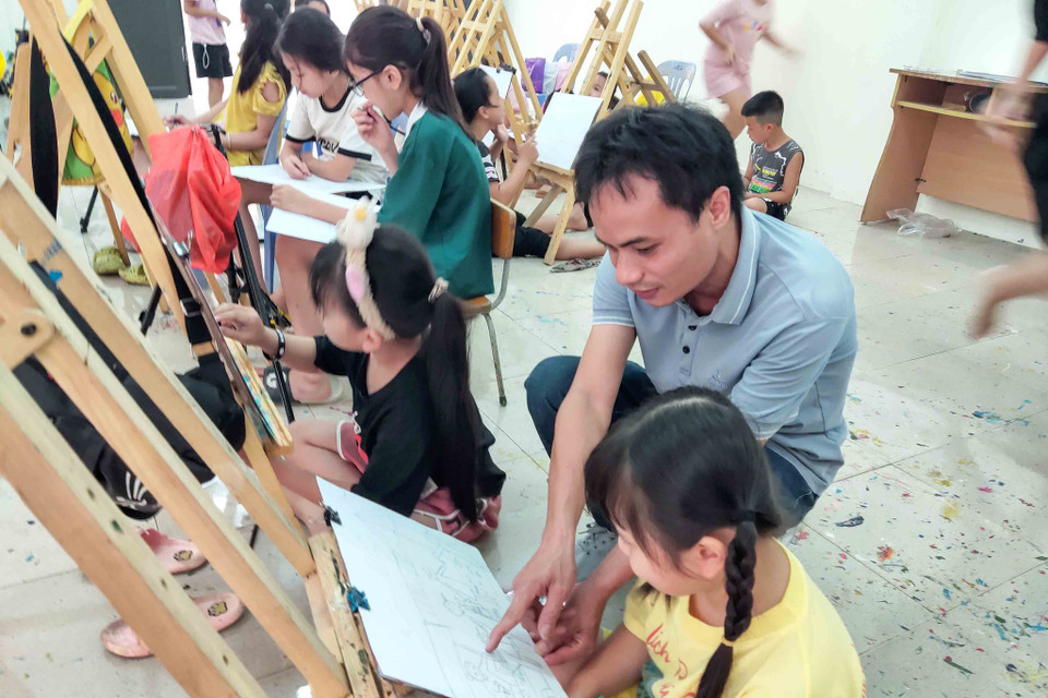 Các họa sỹ của Câu Lạc bộ Mỹ thuật Cổ Đô đã hướng dẫn cho các em cảm nhận về màu sắc, cách phối màu, sử dụng kỹ thuật đường nét, các chất liệu dùng vẽ tranh. (Nguồn: Vietnam+)
