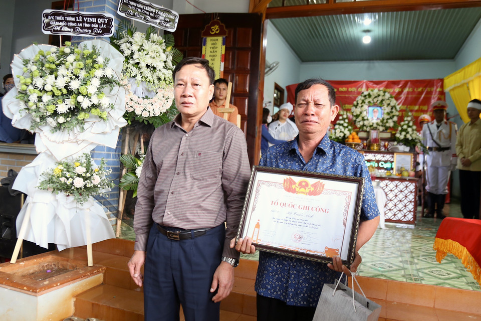 Ông Trần Phú Hùng, Phó Chủ tịch Hội đồng Nhân dân tỉnh Đắk Lắk trao Bằng Tổ quốc ghi công cho gia đình Đại úy Hà Tuấn Anh, cán bộ Công an xã Ea Tiêu, huyện Cư Kuin. (Ảnh: Quang Thái/TTXVN)