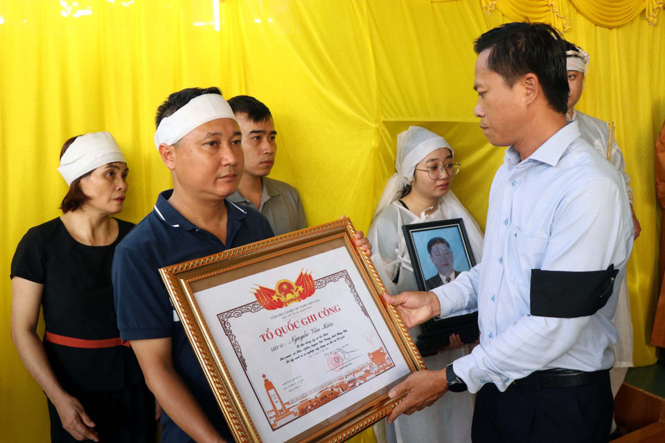 Trao Bằng Tổ quốc ghi công cho Liệt sỹ Nguyễn Văn Kiên, Bí thư Đảng ủy, Chủ tịch Hội đồng Nhân dân xã Ea Ktur, huyện Cư Kuin. (Ảnh: Hưng Thịnh/TTXVN)