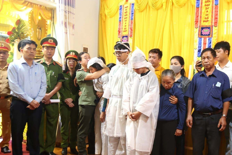 Đoàn công tác đến tiễn đưa các cán bộ, chiến sỹ Công an hy sinh trong vụ các đối tượng dùng súng tấn công trụ sở Ủy ban Nhân dân xã Ea Tiêu và xã Ea Ktur, huyện Cư Kuin. (Ảnh: Quang Thái/TTXVN)