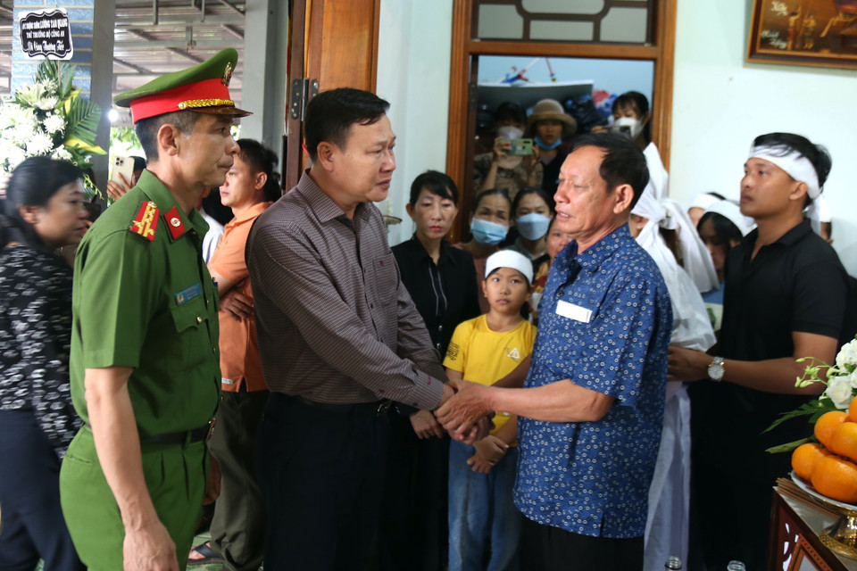 Phó Chủ tịch Hội đồng Nhân dân tỉnh Đắk Lắk Trần Phú Hùng chia sẻ sự mất mát to lớn với gia đình Đại úy Hà Tuấn Anh, cán bộ Công an xã Ea Tiêu, huyện Cư Kuin. (Ảnh: Quang Thái/TTXVN)