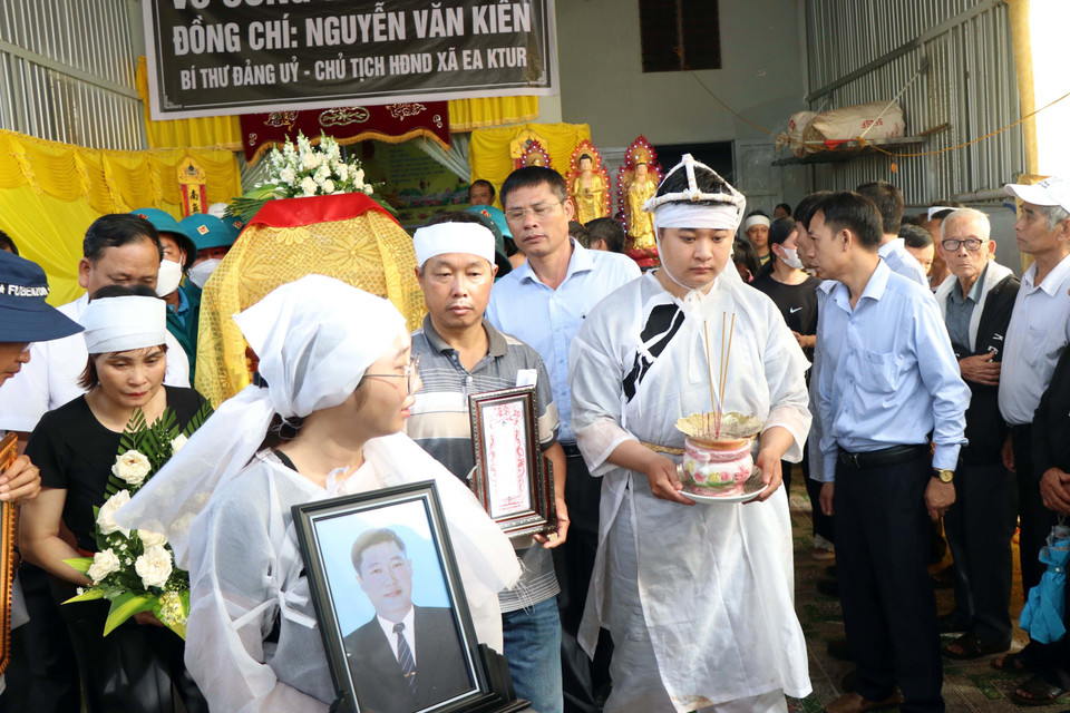 Tang lễ Liệt sỹ Nguyễn Văn Kiên, Bí thư Đảng ủy, Chủ tịch Hội đồng Nhân dân xã Ea Ktur, huyện Cư Kuin. (Ảnh: Hưng Thịnh/TTXVN)