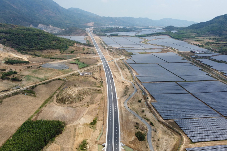 Đoạn km39 trên tuyến Cao tốc Nha Trang-Cam Lâm đi qua cánh đồng điện mặt trời thuộc địa bàn huyện Cam Lâm. (Ảnh: Huy Hùng/TTXVN)