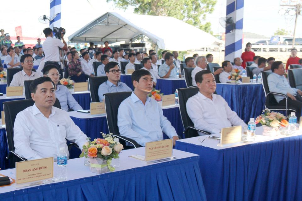 Phó Thủ tướng Lê Minh Khái và các đại biểu tham dự lễ khánh thành Cao tốc Vĩnh Hảo-Phan Thiết. (Ảnh: Nguyễn Thanh/TTXVN)