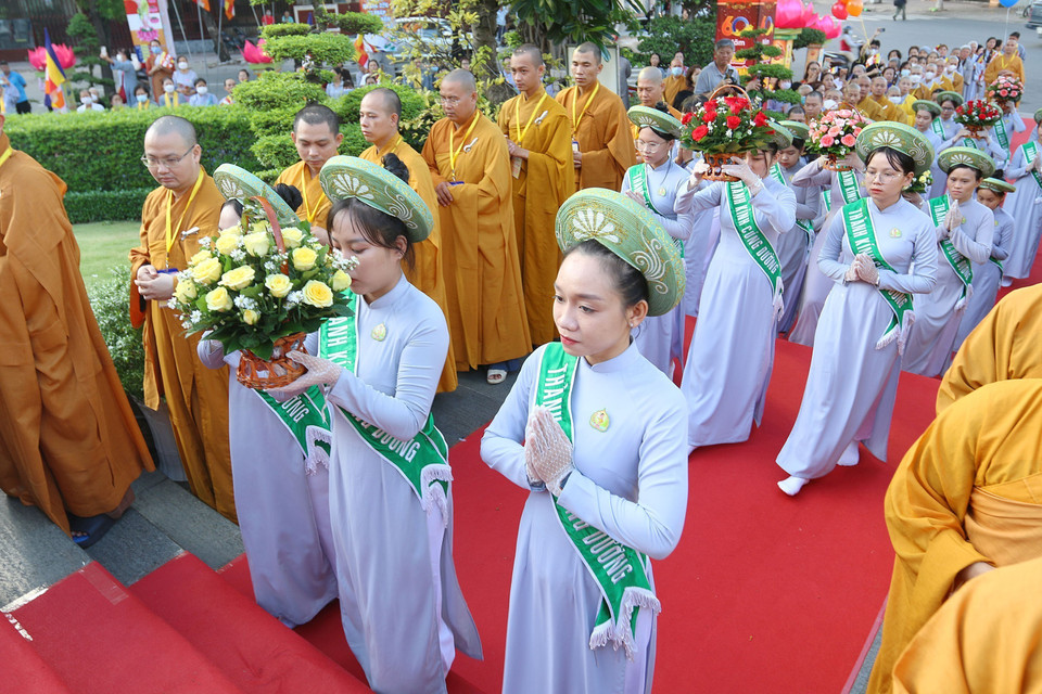 Nghi thức dâng hoa mừng Đại lễ Phật đản và tưởng niệm trọng thể 60 năm ngày Bồ tát Thích Quảng Đức vị pháp thiêu thân tại công viên tượng đài Bồ Tát Thích Quảng Đức. (Ảnh: Thanh Vũ/TTXVN)