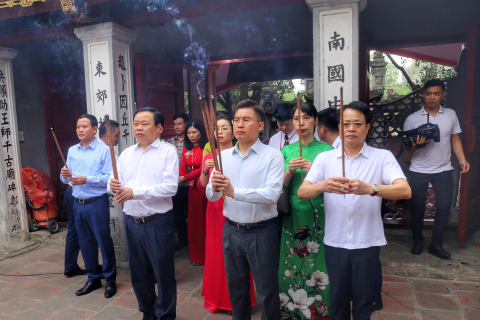 Các đại biểu dâng hương tại Đền Kim Liên. (Ảnh: Tuấn Đức/TTXVN)