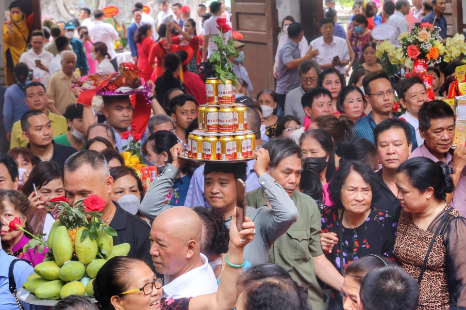 Đông đảo người dân tới làm lễ tại Đền Kim Liên. (Ảnh: Tuấn Đức/TTXVN)