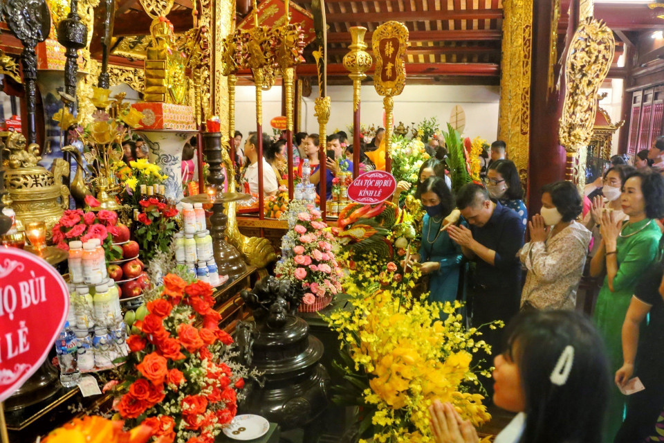 Hình ảnh đông đảo người dân tới làm lễ tại Đền Kim Liên. (Ảnh: Tuấn Đức/TTXVN)