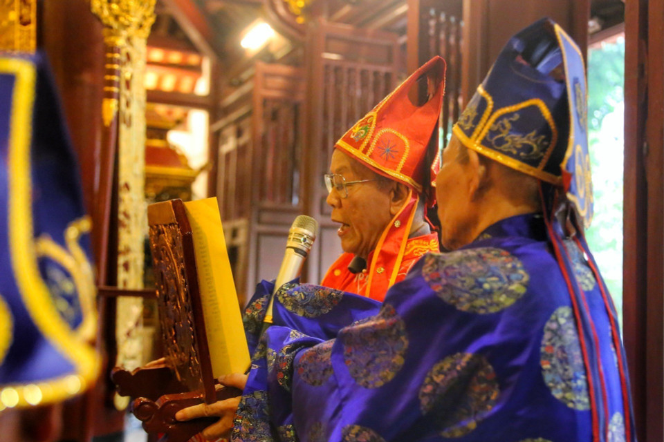 Nghi thức đọc sớ tại lễ tế Thượng đẳng thần Cao Sơn Đại Vương. (Ảnh: Tuấn Đức/TTXVN)