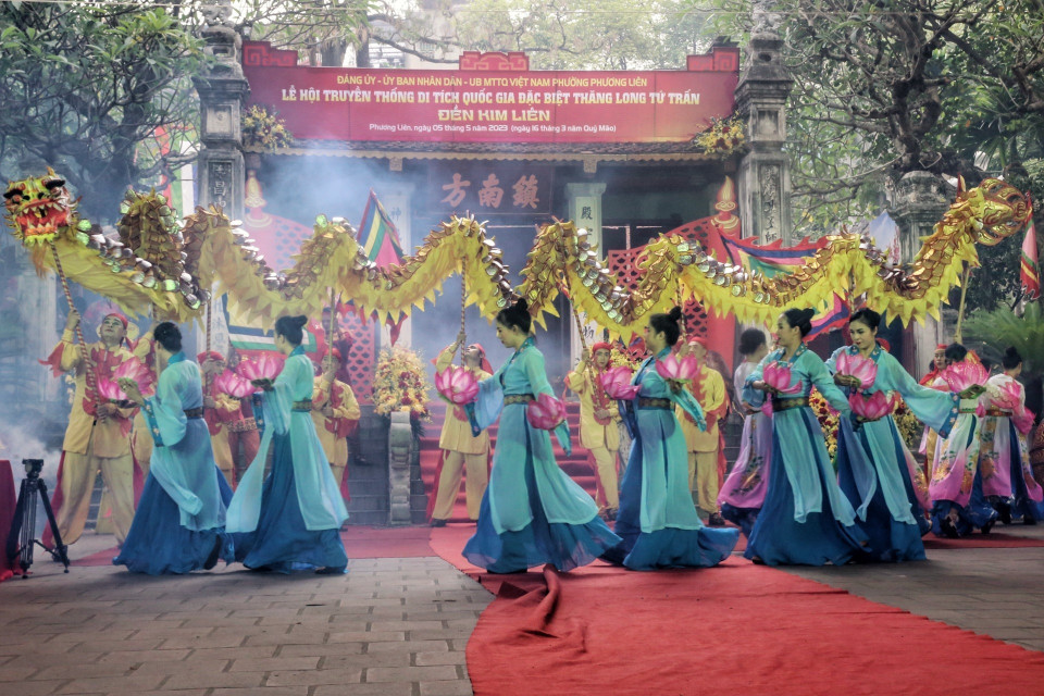 Lễ hội truyền thống Đền Kim Liên thờ thần Cao Sơn Đại Vương. (Ảnh: Tuấn Đức/TTXVN)