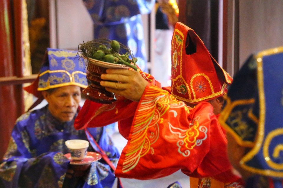 Nghi thức dâng trầu cau tại buổi tế. (Ảnh: Tuấn Đức/TTXVN)