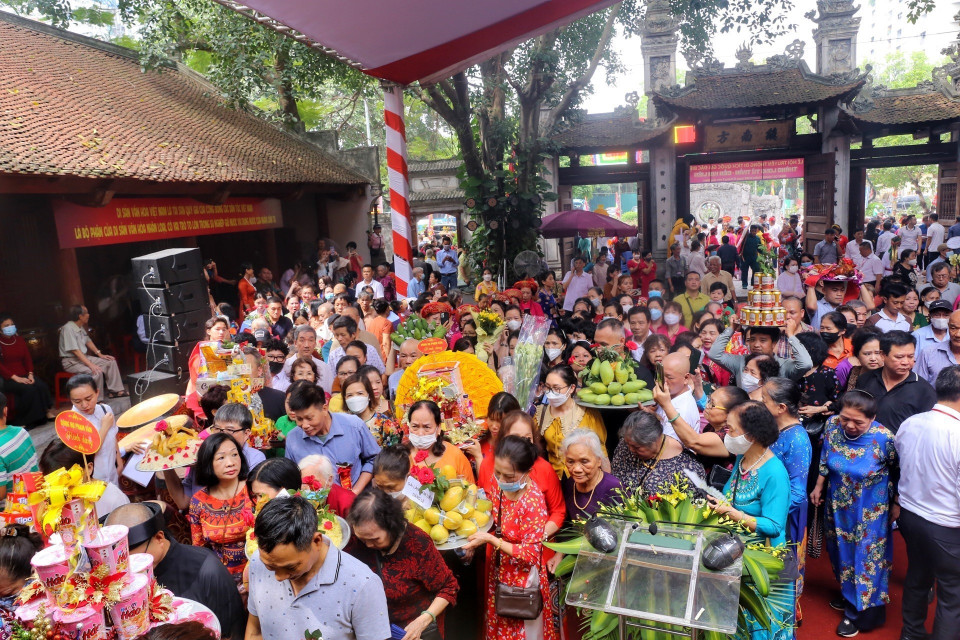 Người dân tới tham dự lễ hội truyền thống Đền Kim Liên. (Ảnh: Tuấn Đức/TTXVN)