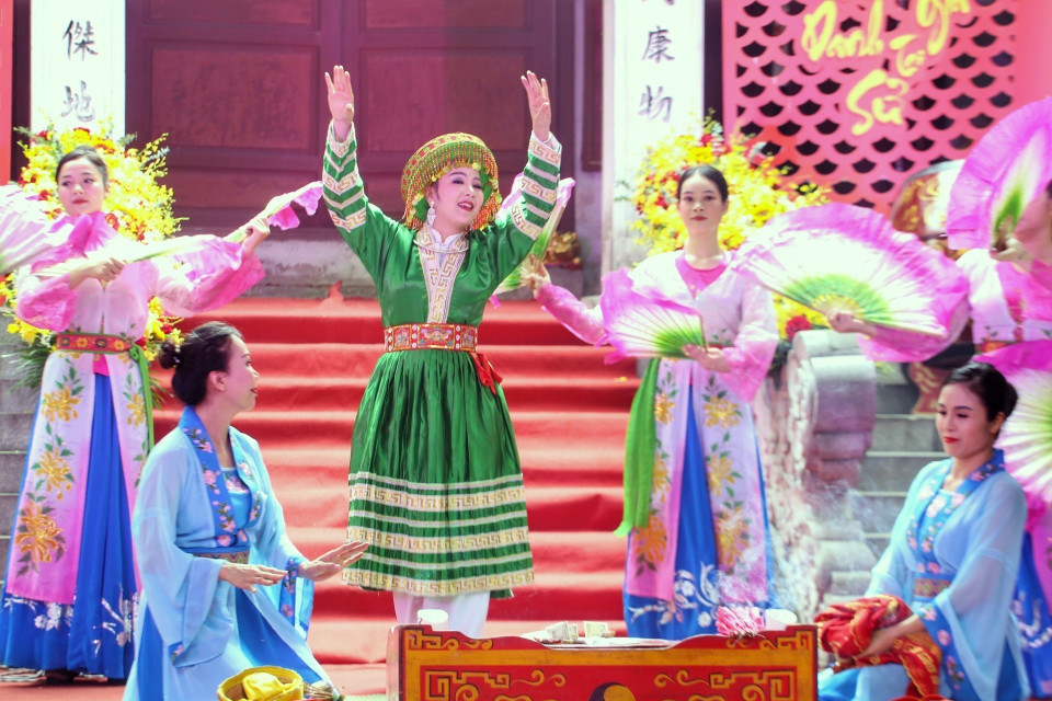 Tiết mục biểu diễn hầu đồng tại lễ hội. (Ảnh: Tuấn Đức/TTXVN)