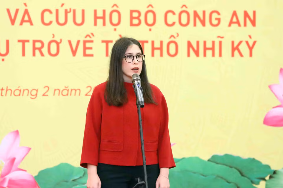 Phó Đại sứ Thổ Nhĩ Kỳ tại Việt Nam Devletsah Yayan phát biểu cảm ơn Đoàn công tác tìm kiếm cứu nạn và cứu hộ Bộ Công an hoàn thành nhiệm vụ trở về nước. (Ảnh: Phạm Kiên/TTXVN)