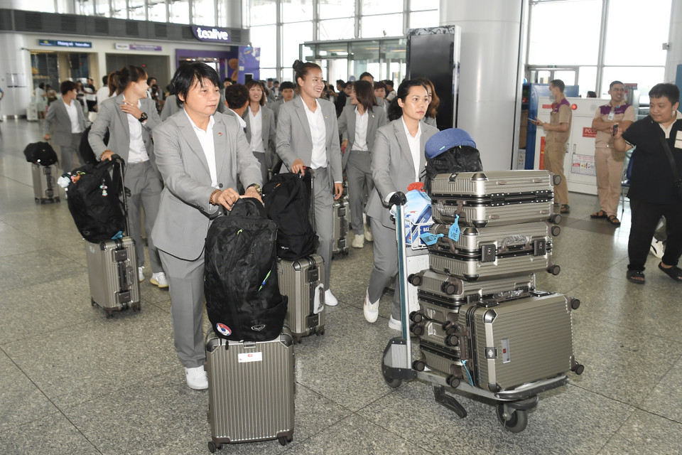 Các thành viên trong đoàn chuẩn bị lên đường tham dự World Cup Nữ 2023. (Nguồn: TTXVN)