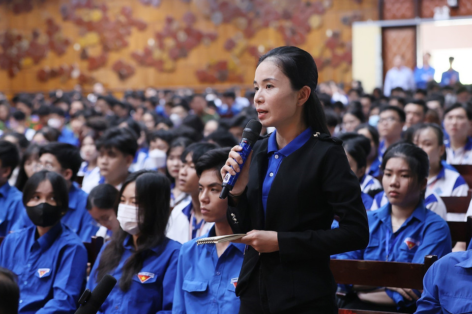 Cử tri Lê Cẩm Huỳnh, đại diện đoàn viên thanh niên huyện Thốt Nốt nêu ý kiến tại buổi tiếp xúc. (Ảnh: Dương Giang/TTXVN)