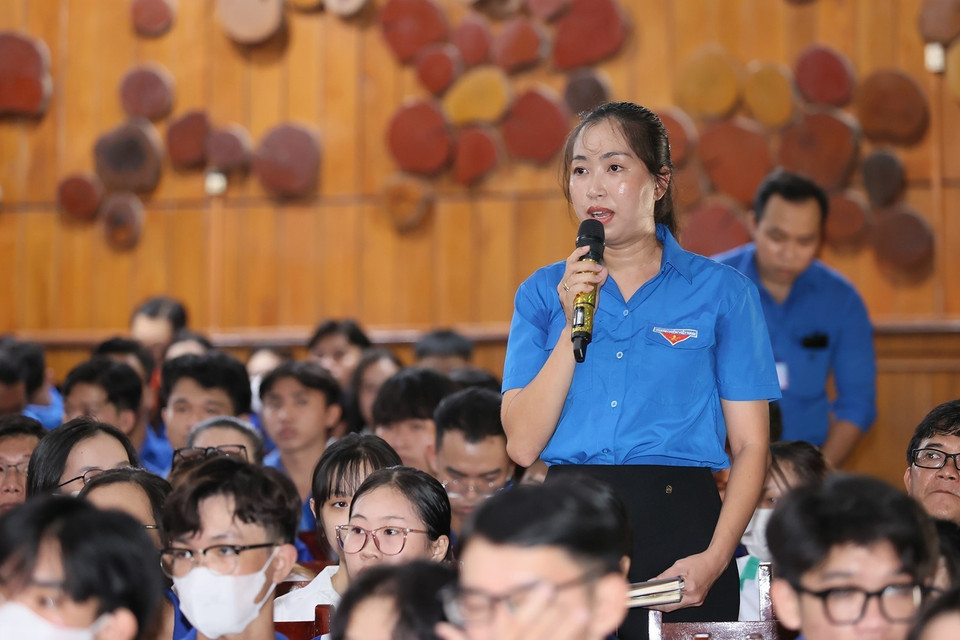 Cử tri Nguyễn Phạm Anh Thi, đại diện đoàn viên thanh niên trường Đại học Cần Thơ nêu ý kiến tại buổi tiếp xúc. (Ảnh: Dương Giang/TTXVN)