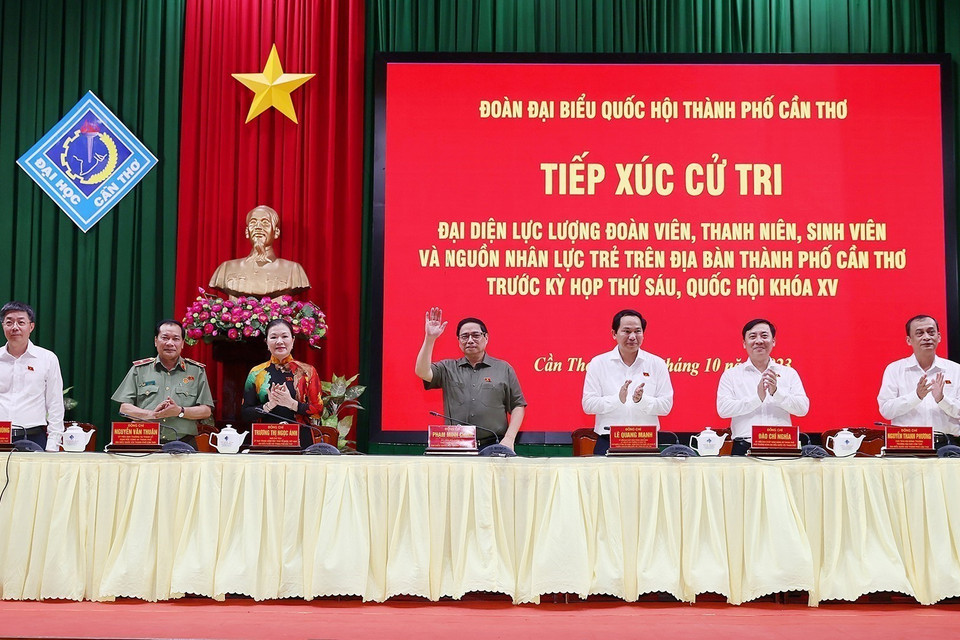 Thủ tướng Phạm Minh Chính và Đoàn đại biểu Quốc hội thành phố Cần Thơ tại buổi tiếp xúc cử tri trước Kỳ họp thứ sáu, Quốc hội khóa XV. (Ảnh: Dương Giang/TTXVN)