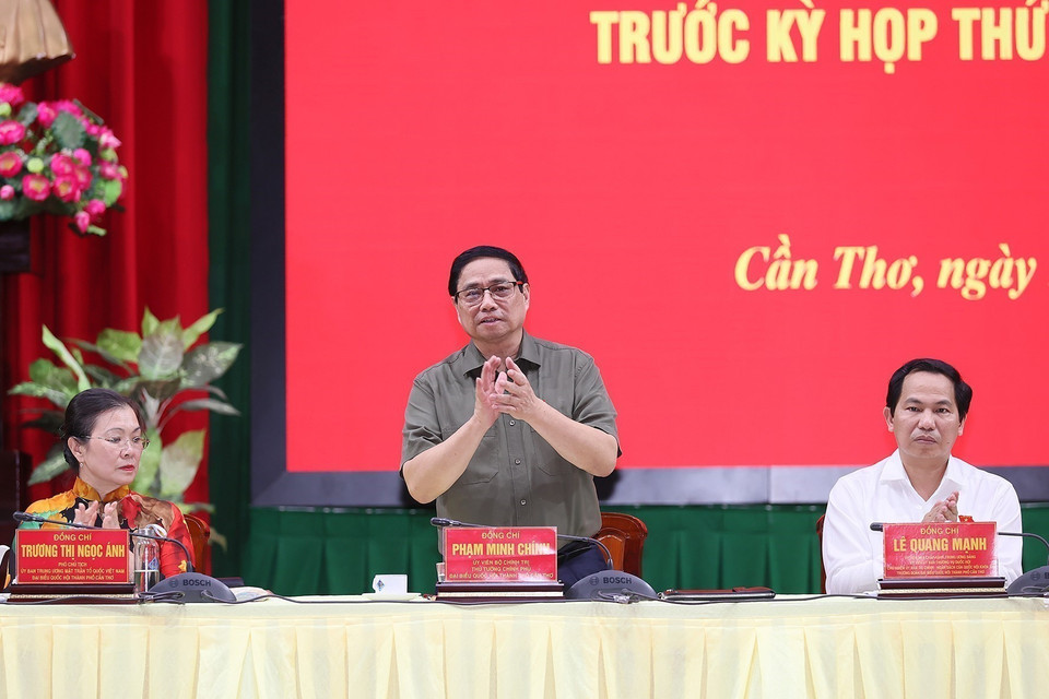 Thủ tướng Phạm Minh Chính tiếp xúc cử tri là đại diện lực lượng đoàn viên, thanh niên, sinh viên và nguồn nhân lực trẻ trên địa bàn thành phố Cần Thơ. (Ảnh: Dương Giang/TTXVN)