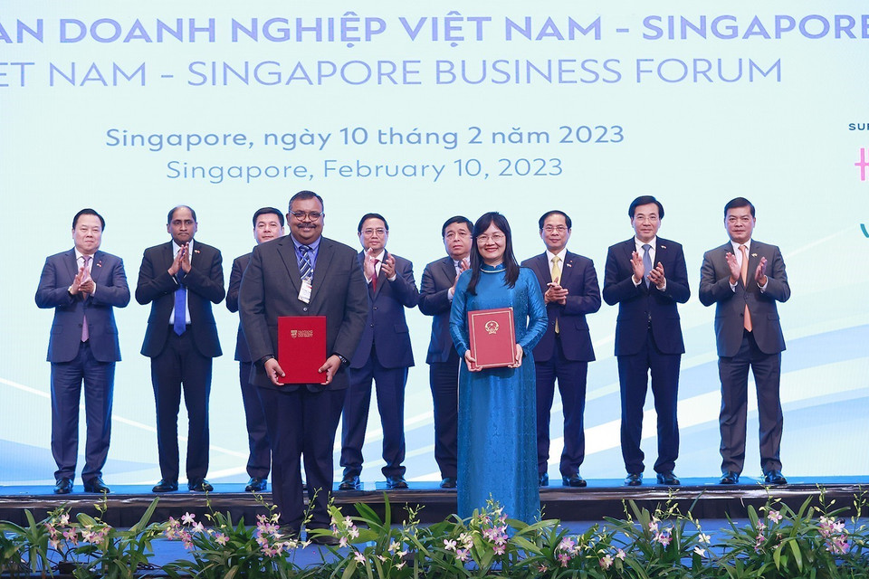 Thủ tướng Phạm Minh Chính chứng kiến trao thỏa thuận hợp tác giữa các cơ quan và doanh nghiệp hai nước. (Ảnh: Dương Giang/TTXVN)