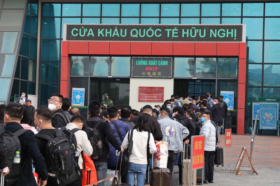 Hàng nghìn công dân chờ làm thủ tục xuất nhập cảnh qua cửa khẩu Quốc tế Hữu Nghị, Lạng Sơn.(Ảnh: Quang Duy/TTXVN)