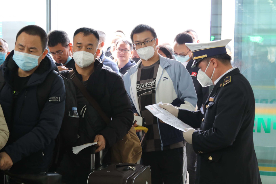 Lực lượng kiểm dịch y tế kiểm tra giấy tờ có liên quan trước khi xuất cảnh. (Ảnh: Quang Duy/TTXVN)