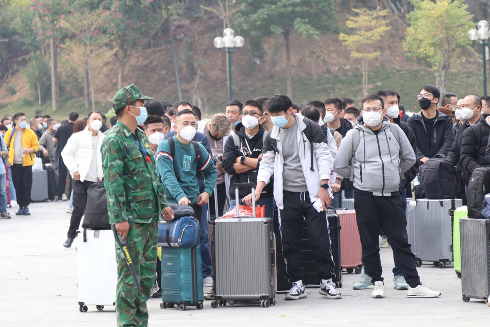 Lực lượng Biên phòng cửa khẩu Quốc tế Hữu Nghị đảm bảo an ninh, hướng dẫn công dân xuất nhập cảnh. (Ảnh: Quang Duy/TTXVN)