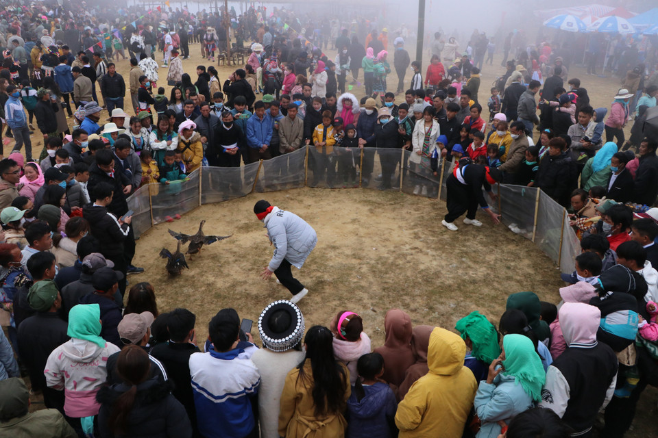 Trò chơi bịt mắt bắt vịt thu hút nhiều người dân. (Ảnh: Đinh Thùy/TTXVN)