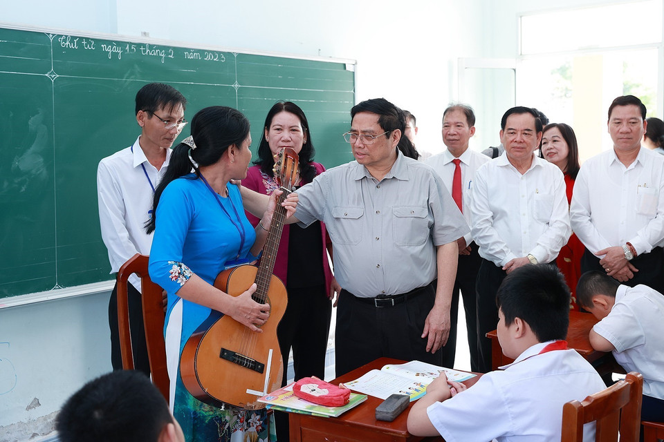Thủ tướng Phạm Minh Chính thăm, động viên thầy cô giáo và học sinh Trường nuôi dạy trẻ em khuyết tật Bến Tre. (Ảnh: Dương Giang/TTXVN)