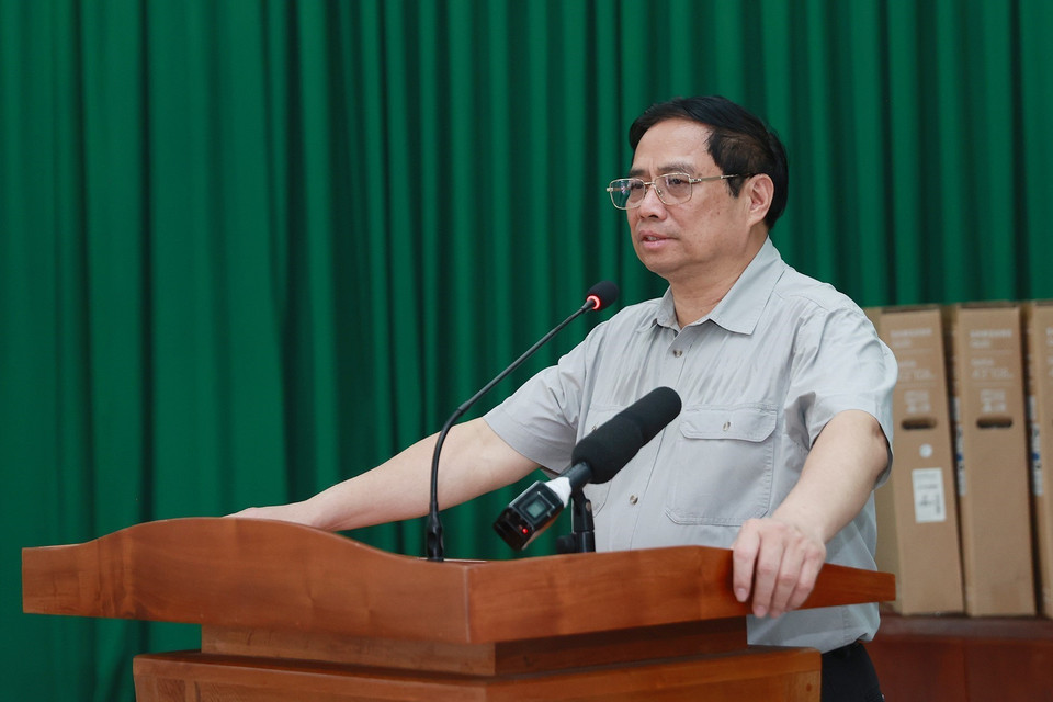 Thủ tướng Phạm Minh Chính phát biểu động viên thầy cô giáo và học sinh Trường nuôi dạy trẻ em khuyết tật Bến Tre. (Ảnh: Dương Giang/TTXVN)