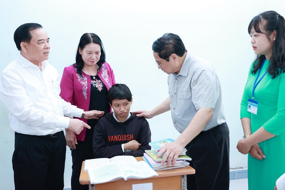 Thủ tướng Phạm Minh Chính thăm, động viên học sinh Trường nuôi dạy trẻ em khuyết tật Bến Tre. (Ảnh: Dương Giang/TTXVN)