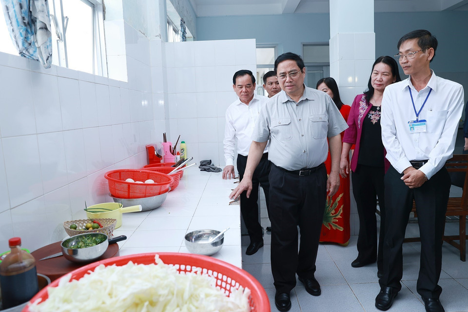 Thủ tướng Phạm Minh Chính kiểm tra cơ sở vật chất Trường nuôi dạy trẻ em khuyết tật Bến Tre. (Ảnh: Dương Giang/TTXVN)