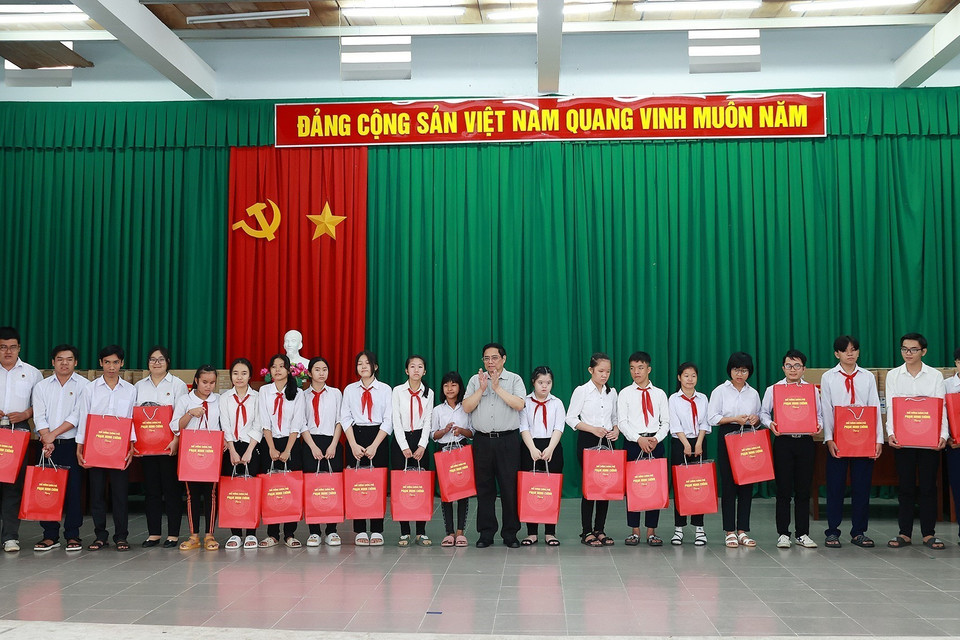 Thủ tướng Phạm Minh Chính tặng quà cho học sinh Trường nuôi dạy trẻ em khuyết tật Bến Tre. (Ảnh: Dương Giang/TTXVN)