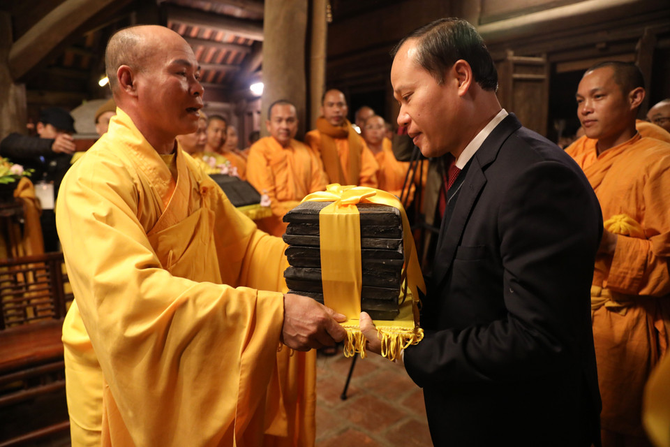 Hình ảnh lễ rước bộ Mộc bản Cư Trần lạc đạo phú từ Chùa Vĩnh Nghiêm, huyện Yên Dũng, lên Chùa Thượng Tây Yên Tử, huyện Sơn Động. (Ảnh: Danh Lam/TTXVN)