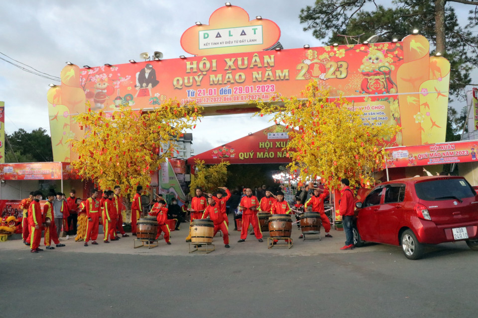 Thành phố Đà Lạt phối hợp với doanh nghiệp tạo điểm vui chơi, mua sắm cho du khách trong những ngày đầu Xuân. (Ảnh: Quốc Hùng/TTXVN)