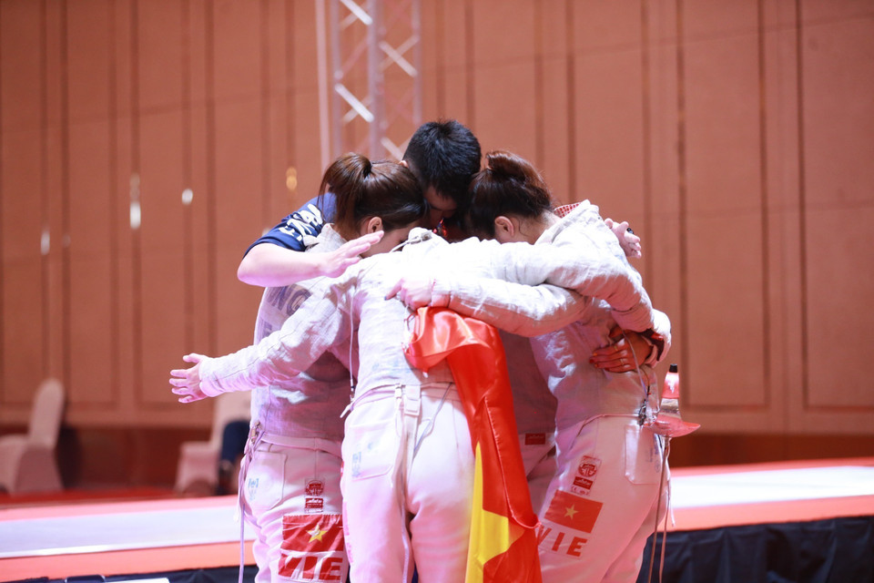 Các vận động viên Phùng Thị Khánh Linh, Phạm Thị Thu Hoài, Bùi Thị Thu Hà, Lê Minh Hằng giành huy chương Vàng môn Đấu kiếm ở nội dung Kiếm chém đồng đội nữ. (Ảnh: TTXVN)