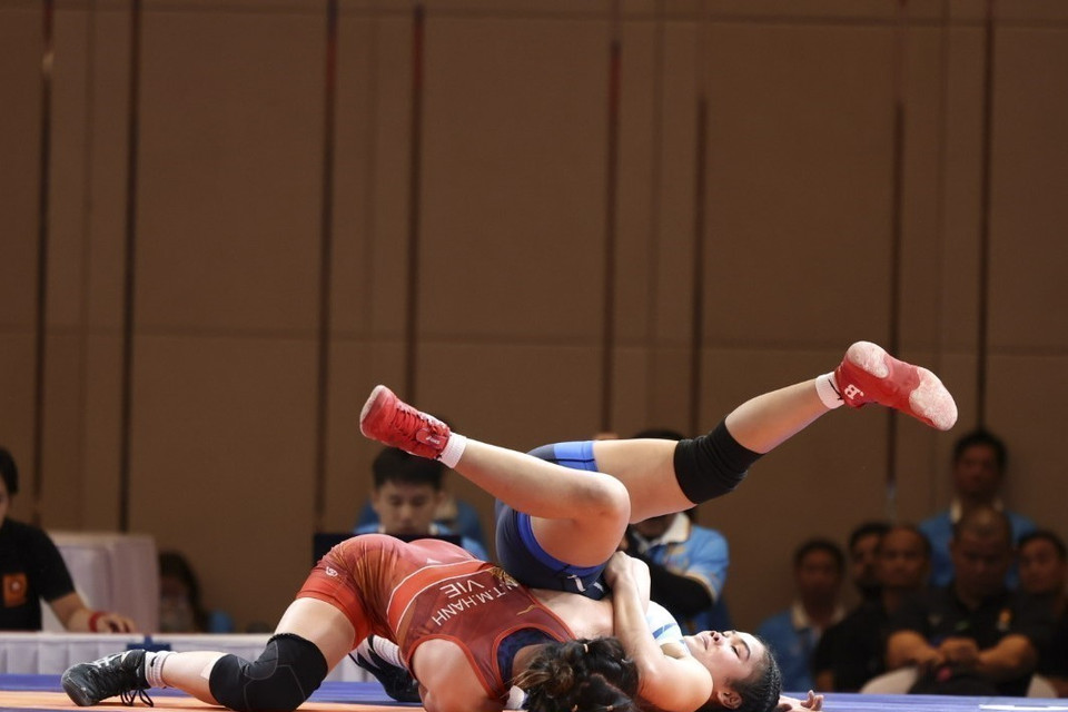 Vận động viên Nguyễn Thị Mỹ Hạnh đánh bại vận động viên nước chủ nhà Campuchia, giành huy chương Vàng môn Vật ở hạng cân 62kg tại SEA Games 32.Môn vật tiếp tục là mỏ vàng của đội tuyển Việt Nam với 13 huy chương Vàng. (Ảnh: Minh Quyết/TTXVN)