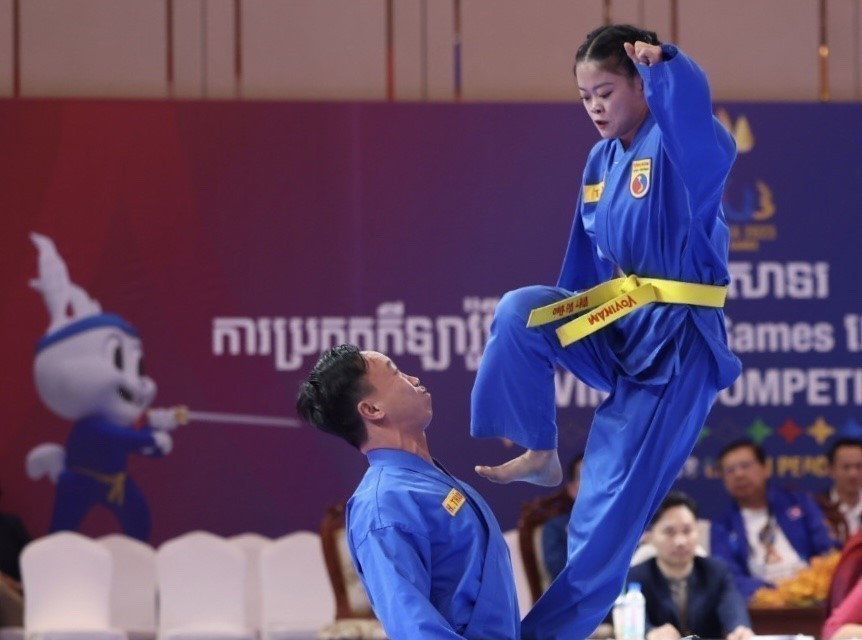 Các vận động viên Lâm Thị Thuỳ Mỵ, Lê Toàn Trung, Đoàn Hoàng Thâm và Lâm Trí Linh giành huy chương Vàng nội dung Đa luyện vũ khí nữ của môn Vovinam tại SEA Games 32. Các vận động viên Vovinam Việt Nam đã thể hiện xuất sắc trình độ với 7 huy chương Vàng (trong đó 4 huy chương Vàng đối kháng và 3 huy chương Vàng biểu diễn). (Ảnh: Minh Quyết/TTXVN)