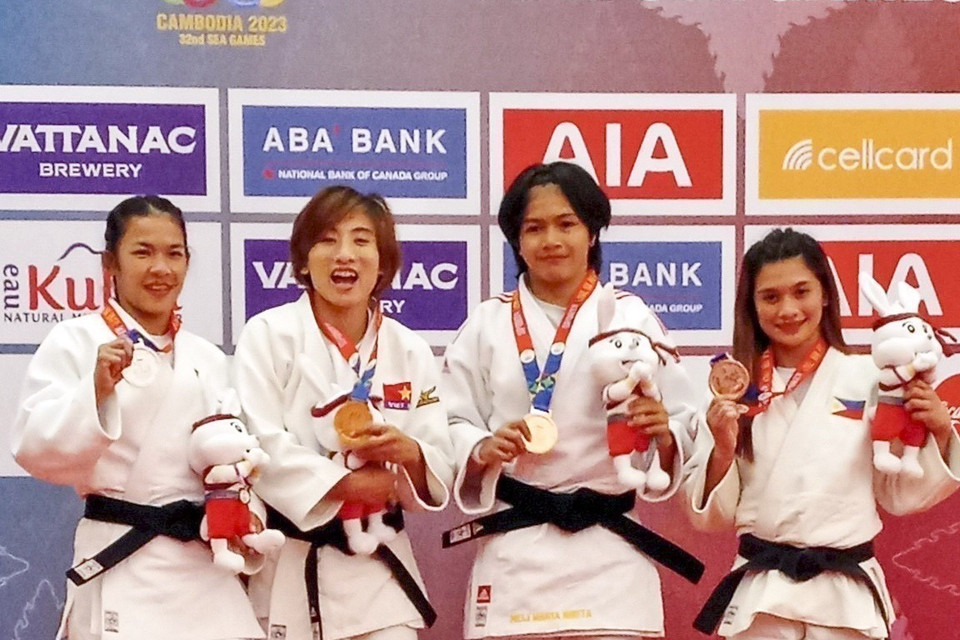 Các vận động viên Nguyễn Nhạc Như An, Hoàng Thị Tình, Lê Anh Tài và Nguyễn Thị Thanh Thủy của đội tuyển Judo thi đấu “bùng nổ”, liên tiếp mang về 4 tấm huy chương Vàng ở các nội dung đối kháng hạng dưới 44kg nữ, 48 kg nữ, 90kg nam và 52kg nữ, đưa tổng số huy chương Vàng nội dung đối kháng đạt con số 6 và là huy chương Vàng thứ 7 của đội tuyển Judo. (Ảnh: TTXVN)