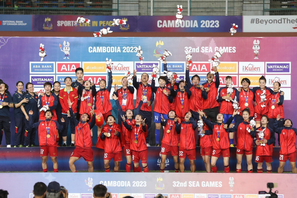 Đội tuyển nữ Việt Nam trở thành đội bóng đầu tiên trong lịch sử vô địch 4 kỳ SEA Games liên tiếp và 8 lần vô địch tại các kỳ SEA Games. Đây là cơ hội mở ra để đội tuyển bước tiếp trên con đường chinh phục những đỉnh cao trong thời gian tới. (Ảnh: TTXVN)