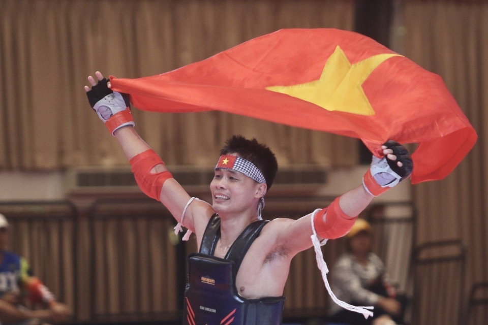 Vận động viên Huỳnh Văn Cường giành huy chương Vàng hạng 65kg. Kun Bakator là môn võ cổ truyền của nước chủ nhà Campuchia, các vận động viên vẫn xuất sắc giành 6 huy chương Vàng, đứng thứ 2 trên bảng tổng sắp môn này. (Ảnh: TTXVN)