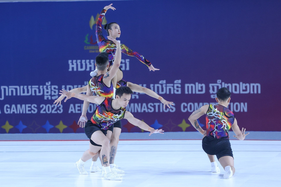 Huy chương Vàng nội dung Nhóm 5 người của Trần Ngọc Thuý Vi, Lê Hoàng Phong, Nguyễn Chế Thanh, Vương Hoài Ân, Nguyễn Việt Anh. Đội tuyển Aerobic Việt Nam đã lấy trọn cả 5 huy chương Vàng ở 5 nội dung thi đấu của môn Aerobic tại SEA Games 32. (Ảnh: Hoàng Linh/TTXVN)